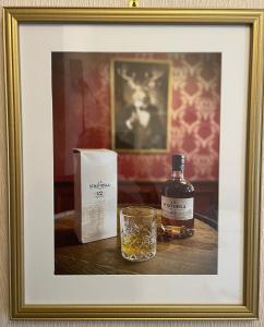 ein Bild einer Flasche Whisky und eines Glases in der Unterkunft Stag and Barrel in Elgin