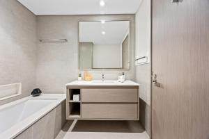 Koupelna v ubytování Elegant High-Rise Escape with sea view by SoleaStay + 19 fotografií