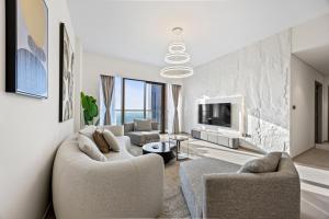 TV a/nebo společenská místnost v ubytování Elegant High-Rise Escape with sea view by SoleaStay