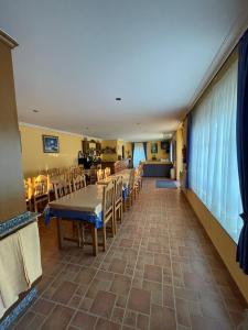 een eetkamer met een tafel en stoelen bij Casa Os Batáns in Vimianzo