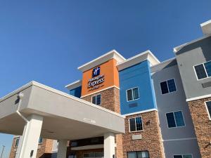 eine Darstellung der Vorderseite eines Hotels in der Unterkunft Holiday Inn Express & Suites Bridgeport by IHG in Bridgeport