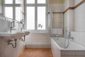 Un baño con dos lavabos y una bañera. en Garner Hotel Hamburg - Graf Moltke by IHG, en Hamburgo 156 fotos más