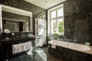 Koupelna v ubytování Residenz Itterbach + 32 fotografií