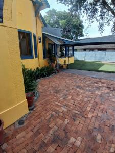 eine steinerne Einfahrt vor einem Haus in der Unterkunft Neo & Ruks Guest Houses Boston Belleville 8 in Bellville