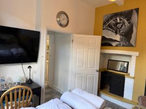 Φωτογραφία από το άλμπουμ του Luxury Four poster bed studio apartment στο Μέιντστοουν +8 φωτογραφίες