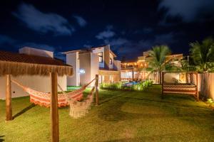 een hangmat in de tuin van een villa 's nachts bij Kokoye Boutique Hotel in Pôrto de Pedras