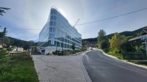 ein Glasgebäude an der Straßenseite in der Unterkunft Apartament Słoneczny z aneksem Biała Perła Czarna Góra in Heudorf + 11 Fotos