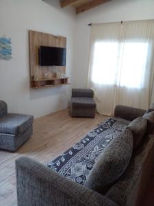 ein Wohnzimmer mit Sofa und Fernseher in der Unterkunft Serena del Mar in Nueva Atlantis