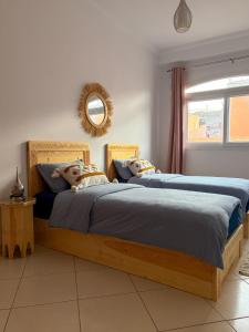 Ένα ή περισσότερα κρεβάτια σε δωμάτιο στο Tiziri apartments