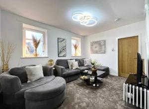 a living room with a couch and a tv at Cosy Hideaway in Stirling