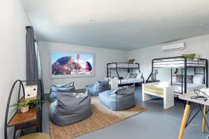 Ένα ή περισσότερα κρεβάτια σε δωμάτιο στο BluMoon-Private Pool & Fire Pit-Projection Theater +66 φωτογραφίες