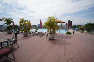 un patio con bancos, palmeras y una piscina en Luxury Skynest with Gym and Pool in Westlands, en Nairobi