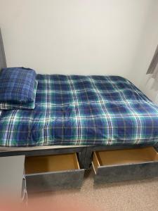 Ένα ή περισσότερα κρεβάτια σε δωμάτιο στο Cozy En-suit by nec & airport