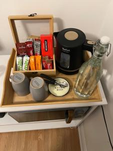 Příslušenství pro přípravu čaje a kávy v ubytování The Bungalow by SJP - Double Room