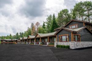 Une rangée de maisons dans un parking dans l'établissement Lake Placid Inn: Residences, à Lake Placid