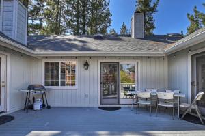 Un patio con sillas y una mesa en una casa. en 118 - Pinecrest Getaway - Big Bear Getaway, en Big Bear Lake 40 fotos más