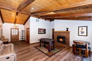 Una sala de estar con chimenea y un sofá. en 118 - Pinecrest Getaway - Big Bear Getaway, en Big Bear Lake