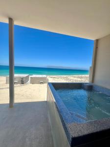 een zwembad met uitzicht op het strand bij Beachfront Luxury Condo Private Jacuzzi Ocean Views in La Ventana