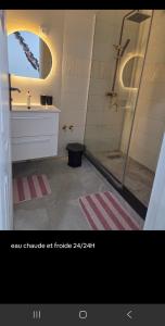 Bordj el Kiffanmagnifique studio a Alger bordj al kiffan的浴室配有淋浴和洗手池