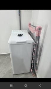 Bordj el Kiffanmagnifique studio a Alger bordj al kiffan的壁边的白色冰箱