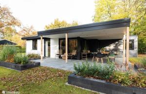 Casa moderna con techo negro en Villa Nami, en Denekamp