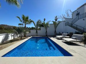 een zwembad voor een huis bij Gorgeous Downtown 4BR House with Pool, Jacuzzi & Firepit in Todos Santos +10 foto's