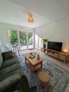 Un televizor și/sau centru de divertisment la Appartement calme et lumineux au cœur de Carteret