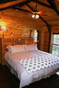 Postel nebo postele na pokoji v ubytování Lakefront Retreat for 8 with Fire Pit & Cozy Cabin Vibes