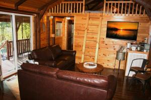 TV a/nebo společenská místnost v ubytování Lakefront Retreat for 8 with Fire Pit & Cozy Cabin Vibes