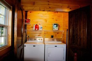 Kuchyň nebo kuchyňský kout v ubytování Lakefront Retreat for 8 with Fire Pit & Cozy Cabin Vibes + 22 fotografií