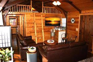 Posezení v ubytování Lakefront Retreat for 8 with Fire Pit & Cozy Cabin Vibes