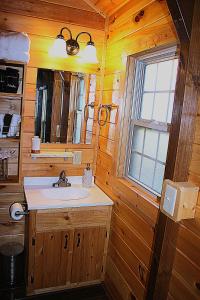 Koupelna v ubytování Lakefront Retreat for 8 with Fire Pit & Cozy Cabin Vibes