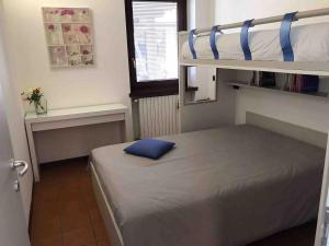 a bedroom with a bunk bed with a blue pillow at Ca' del Maharajà in Gargallo