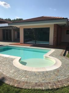 a swimming pool in front of a house at Ca' del Maharajà in Gargallo