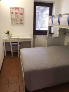 a bedroom with a bed and a desk and a bed and a table at Ca' del Maharajà in Gargallo