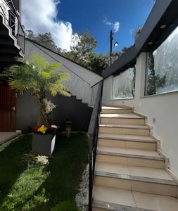 a set of stairs leading to a house at Flat Funcional Moderno | Conforto e Praticidade in Nova Friburgo