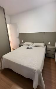 ein Schlafzimmer mit einem großen weißen Bett mit weißer Bettwäsche in der Unterkunft Mel Prime Loft in Extrema + 44 Fotos