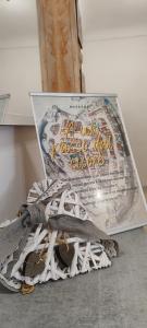 un paquete de galletas en el suelo en A un passo dal cuore, en Mesagne