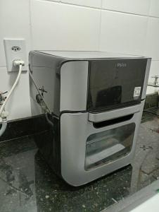 un four micro-ondes installé au-dessus d'un comptoir dans l'établissement Apartamento 88A, à São Paulo