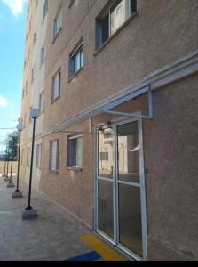 un bâtiment avec une porte sur son côté dans l'établissement Apartamento 88A, à São Paulo 5 autres photos