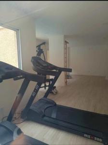 une salle avec une salle de sport avec un tapis roulant dans l'établissement Apartamento 88A, à São Paulo