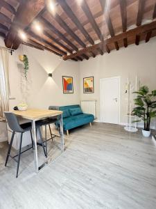 un salon avec une table et un canapé dans l'établissement Le Mura Parlanti apartment, à Lucques