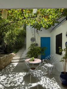 patio con tavolo, sedie e porta blu di Despertar ad Antequera
