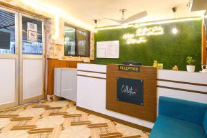 KhandagiriHotel O Sawan INN的一间有柜台的餐厅,上面有标牌