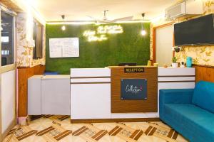 KhandagiriHotel O Sawan INN的一间带柜台和蓝色沙发的餐厅