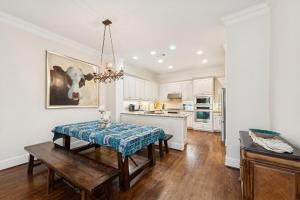 une cuisine avec une table à manger et une salle à manger dans l'établissement Highland Park, Oak Lawn Dallas Townhome, à Dallas