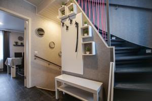 una escalera en una casa con un banco al lado en Modern mitten in der Stadt und doch sehr ruhig 2 Minuten zu Therme, en Bad Ems