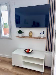 Μια τηλεόραση ή/και κέντρο ψυχαγωγίας στο T2 en RDC Villa tout confort