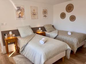 Ένα ή περισσότερα κρεβάτια σε δωμάτιο στο T2 en RDC Villa tout confort