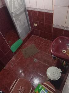 une salle de bain avec douche, lavabo et toilettes dans l'établissement Ortega'S Guest House,  12 autres photos